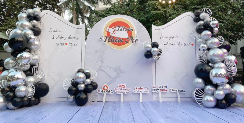 cách thiết kế backdrop tiệc tất niên